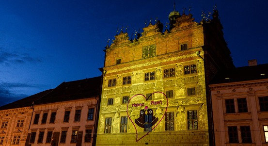 Zlatým nasvícením plzeňské radnice podpořilo město Den dětské onkologie