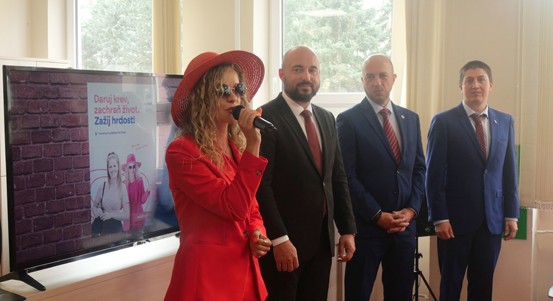 Slečna Hrdost bude dárce krve provázet i letos. Kampaň na podporu dárcovství pokračuje