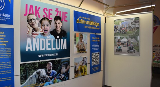 Centrum Hájek výstavou ukazuje, jak se žije Andělům