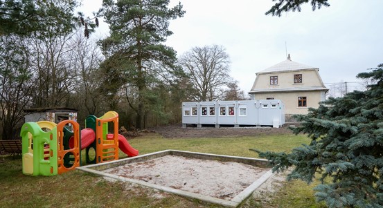 Děti ve Lhotě mají nové zázemí, vzniklo díky sestavě kontejnerů