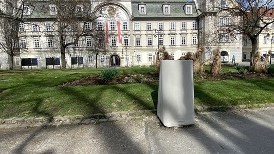 Nové lavičky a odpadkové koše v centru města. Plzeň obměňuje mobiliář