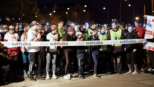 Štafeta Nočních běhů pro Světlušku míří do Plzně