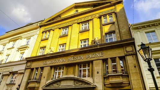 Knihovna města Plzně získá nové cizojazyčné knihy