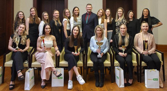 Gymnastky z Flik-Flaku se na plzeňské radnici pochlubily svými úspěchy