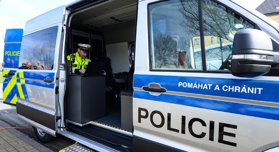 Vedení plzeňské policie převzalo z rukou představitelů města Plzeň dar v podobě služebního vozidla