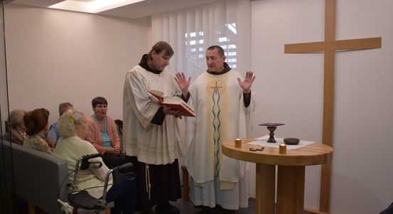 Klienti Čtyřlístku se těší z nové kaple. Vznikla v prostoru bývalého skladu