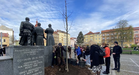 Děti ze žákovského parlamentu vysadily lípu