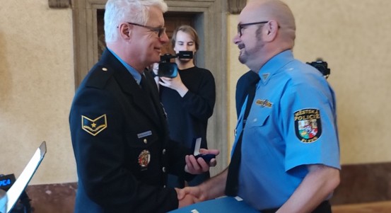 Strážníci a zaměstnanci městské policie převzali věrnostní ocenění za dlouholetou službu a mimořádné činy