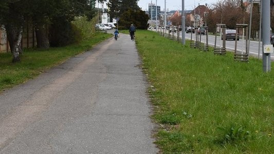 Stezka pro pěší a cyklisty při Nepomucké u kasáren dostane nový asfaltový povrch