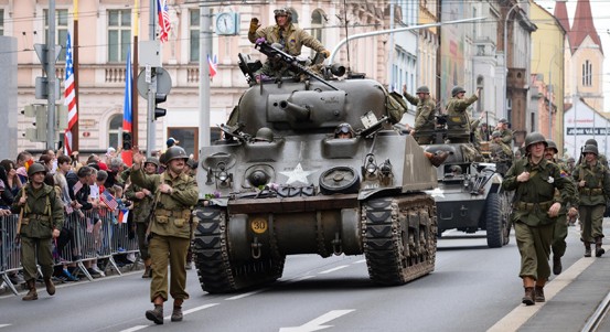 Vrchol oslav konce války. Konvoj svobody v čele se Shermanem projel Plzní