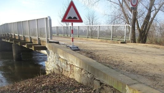 Začíná oprava mostu v Radčicích. Po dokončení bude širší a projedou po něm i zemědělci