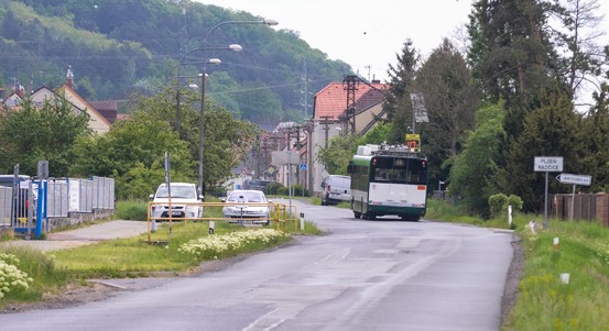 Začala rekonstrukce hlavní silnice v Radčicích, vznikne zde i nová zastávka