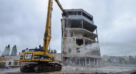 Začala demolice hlavní budovy Carimexu