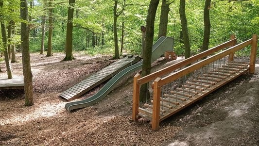 Ve Špitálském lese je nová skluzavka i balanční lávka