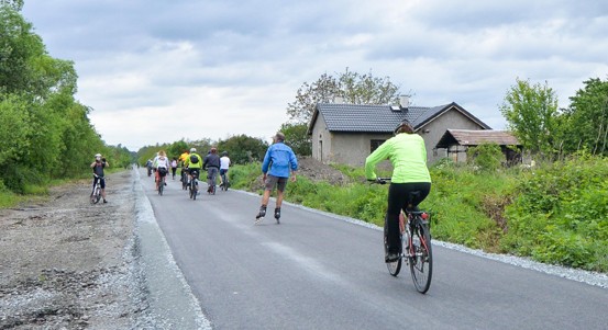 Cyklostezka po bývalé železniční trati propojuje Plzeň s Chrástem. Město připravuje stavbu další její části