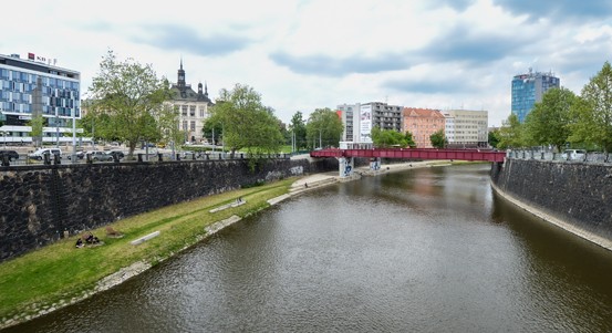 Voda v Radbuze stoupla. Město doporučuje nevstupovat na náplavku