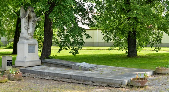 Tylův náhrobek na Mikulášském hřbitově bude restaurován. V plánu je také učinit místo, jež je přezdívané jako Plzeňský Slavín, průchozím