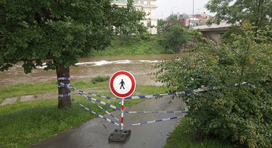 Plzeň vyzývá k opatrnosti kolem řek, vylévají se z koryt do krajiny