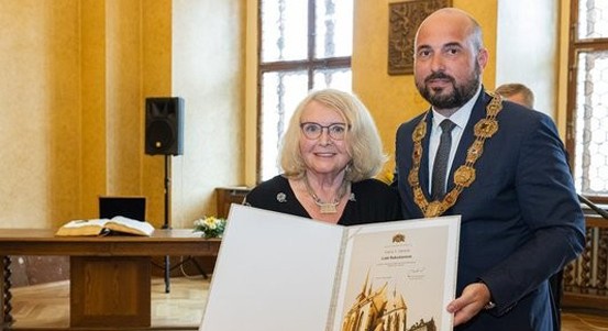 Novinářka a spisovatelka Lída Rakušanová převzala v Plzni Cenu 1. června