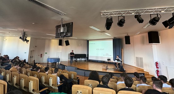 Deváťáci se účastnili přednášky o prevenci rakoviny varlat