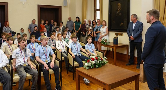 Mladí basketbalisté z BK Lokomotiva Plzeň navštívili plzeňskou radnici