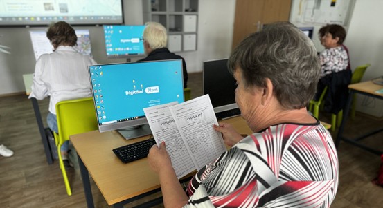 O počítačový kurz v Centru robotiky mají senioři obrovský zájem