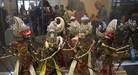 Skupova Plzeň začala. V mázhauzu radnice jsou k vidění indonéské loutky