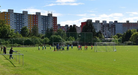 Košutečtí fotbalisté slavnostně otevřeli hřiště. Opravili ho po poškození divočáky