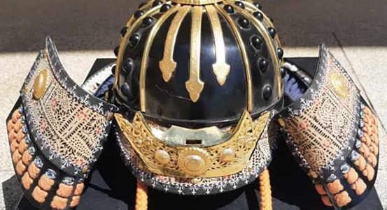 Město Plzeň půjčilo japonské brnění na víkend čajové a japonské kultury na zámku Kozel