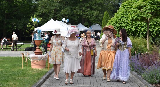 Kolonáda ožila radostí. Ve Čtyřlístku se konala zahradní slavnost