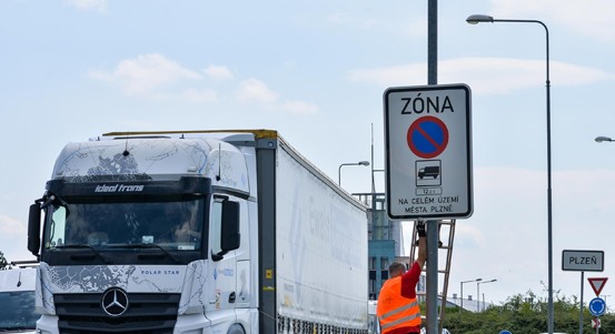 Na území Plzně začíná od 1. července platit zákaz stání kamionů