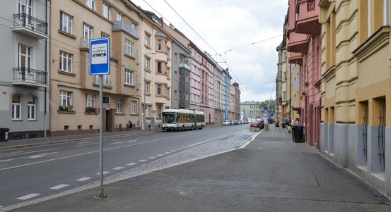 Město opraví vozovku a chodníky v Dobrovského ulici. Prodlouží přitom šikmé parkování