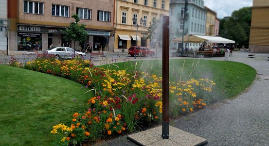 V sadovém okruhu se lze v horkých letních dnech osvěžit pod mlžítkem