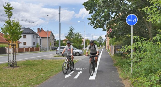Stezka pro pěší a cyklisty při Nepomucké u kasáren má nový asfaltový povrch