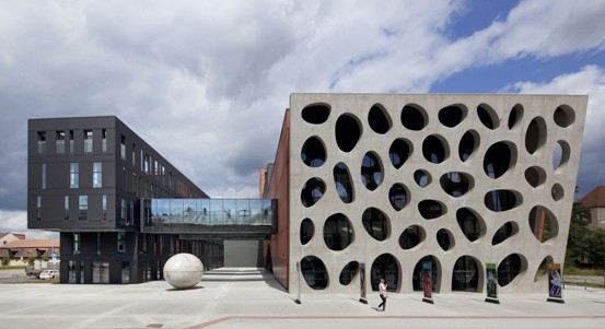 Nové divadlo letos slaví deset let. K jubileu si nadělilo výstavu i koncert