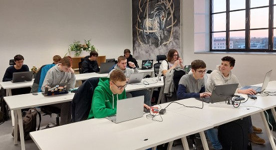 Středoškoláci v Plzni tvoří chytré projekty, díky návaznosti PINE pokračují ve studiu na zdejší univerzitě