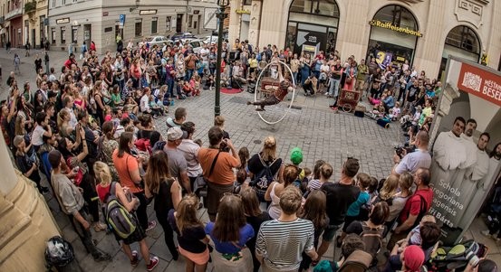 Ulice Plzně zaplaví umělci z celého světa. Koná se Busking Fest