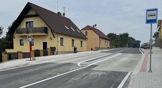 Prostor zastávek Přeučilova na Klatovské se proměnil, s novými chodníky a osvětleným přechodem je bezpečnější a komfortnější