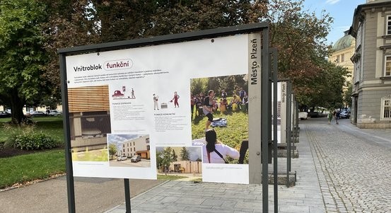 Výstava představuje fenomén plzeňských vnitrobloků