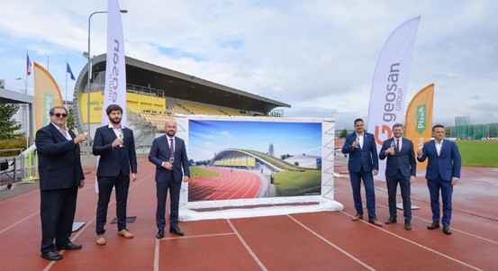 Na atletickém stadionu roste nová tribuna. Unikátní střecha s náběhovým kopcem vylepší tréninky