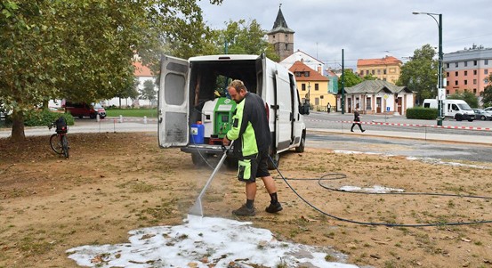 Plzeňští městští zahradníci hubí plevel na kraji cest v sadovém okruhu ekologickou metodou