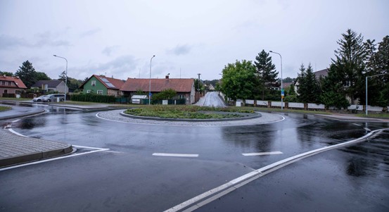 Do Červenohrádecké ulice se vrátil provoz. Město a kraj tam dodatečně postavily ostrůvek