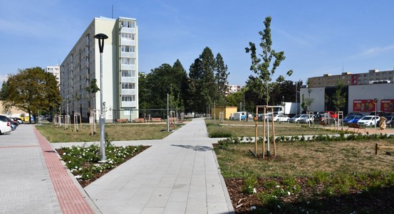 Rekonstrukce vnitrobloků ve Skvrňanech přinesla obyvatelům novou zeleň i parkovací místa