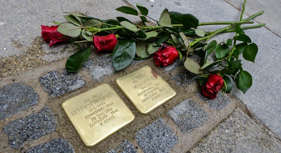Plzeň opět vzpomněla na oběti holokaustu. Položila kameny zmizelých