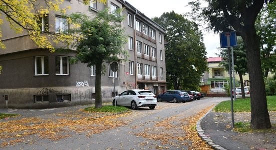 Město opraví vozovku s přilehlými parkovacími místy a chodníkem v ulici Kapitána Jaroše na Slovanech