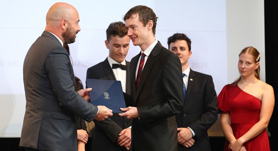 Vědecké objevy i sport. Čtyřicítka vynikajících studentů ze ZČU a LF UK převzala mimořádná stipendia