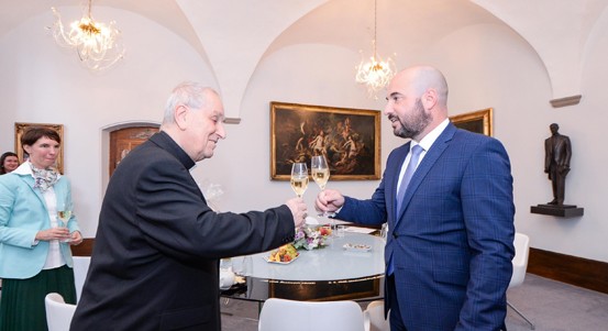 Emeritní biskup František Radkovský oslavil 85. narozeniny, poblahopřál mu primátor Roman Zarzycký