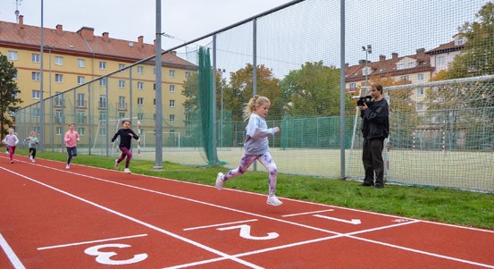Opravená atletická dráha na 21. ZŠ už slouží žákům a veřejnosti