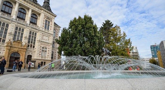 V kašně před Západočeským muzeem už zase tryská voda