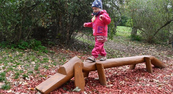 Děti si v lesoparku Homolka hrají na nových prvcích. Cvičební prvky pro dospělé budou instalovány během podzimu